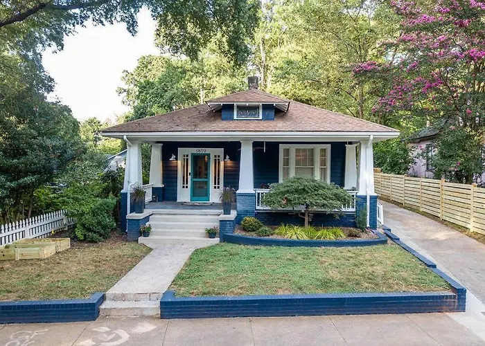 Elizabeth Bungalow, Fenced Yard, Fireplaces, Grill