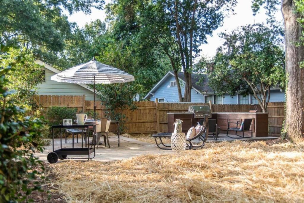 Elizabeth Bungalow, Fenced Yard, Fireplaces, Grill