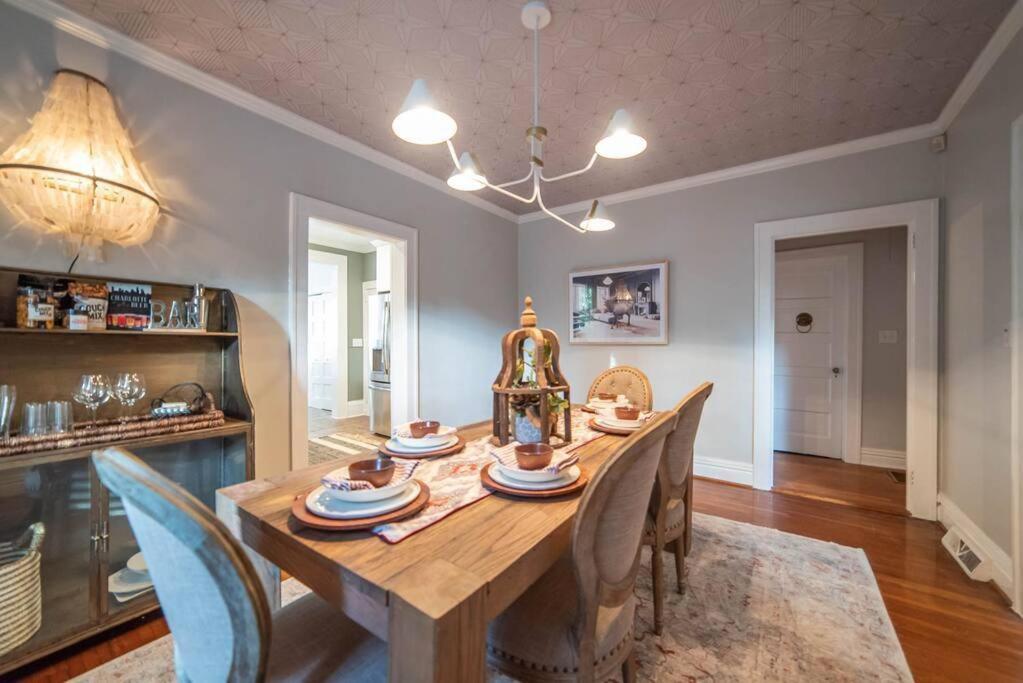 Elizabeth Bungalow, Fenced Yard, Fireplaces, Grill *