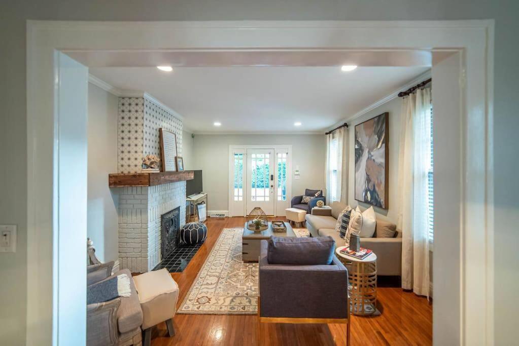 Elizabeth Bungalow, Fenced Yard, Fireplaces, Grill * Charlotte
