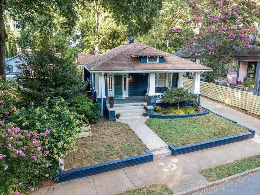 Elizabeth Bungalow, Fenced Yard, Fireplaces, Grill Holiday home