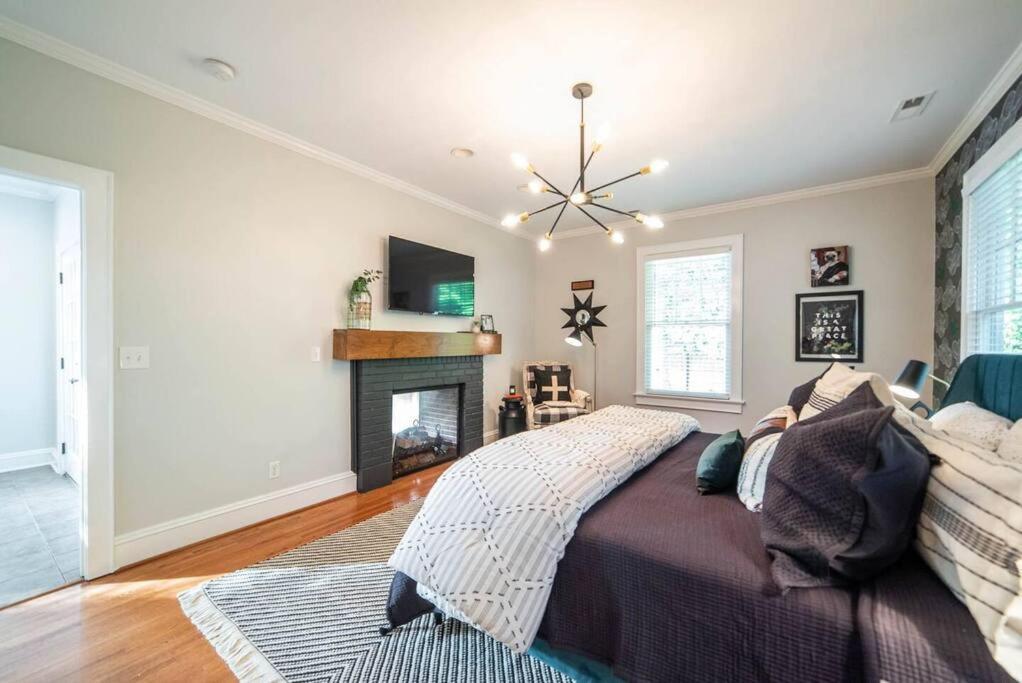 Elizabeth Bungalow, Fenced Yard, Fireplaces, Grill Holiday home Charlotte