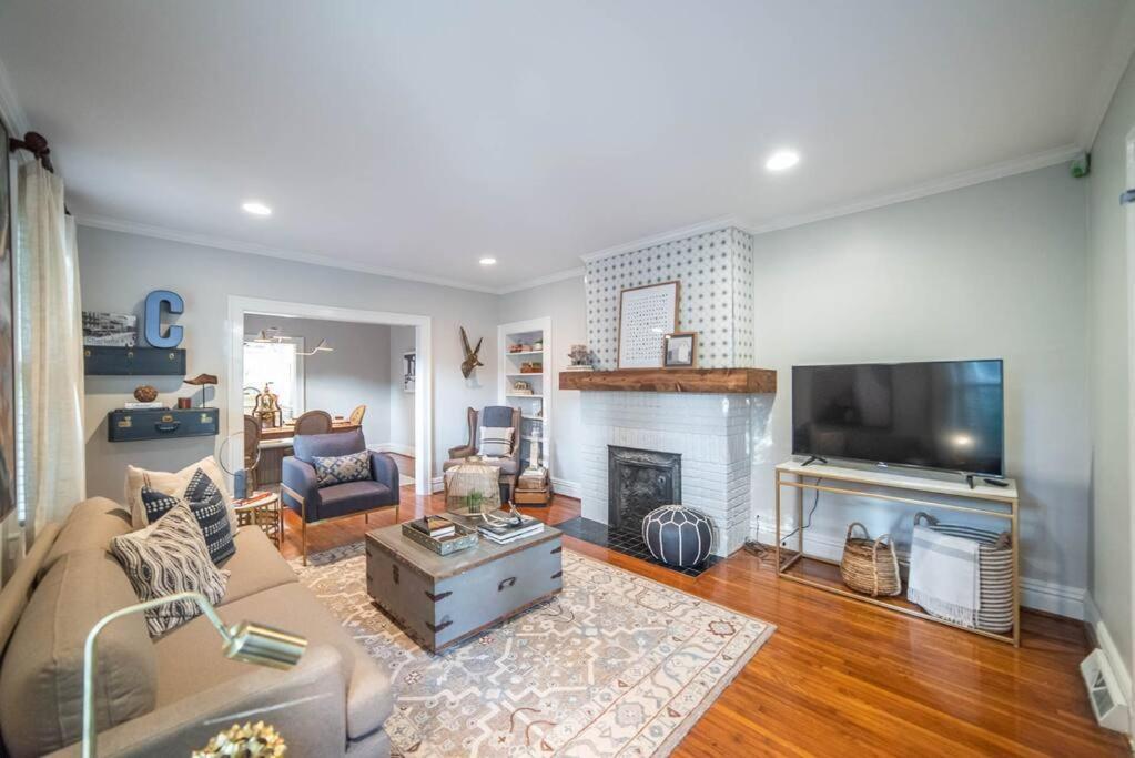 Elizabeth Bungalow, Fenced Yard, Fireplaces, Grill * Charlotte