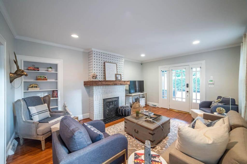 Elizabeth Bungalow, Fenced Yard, Fireplaces, Grill