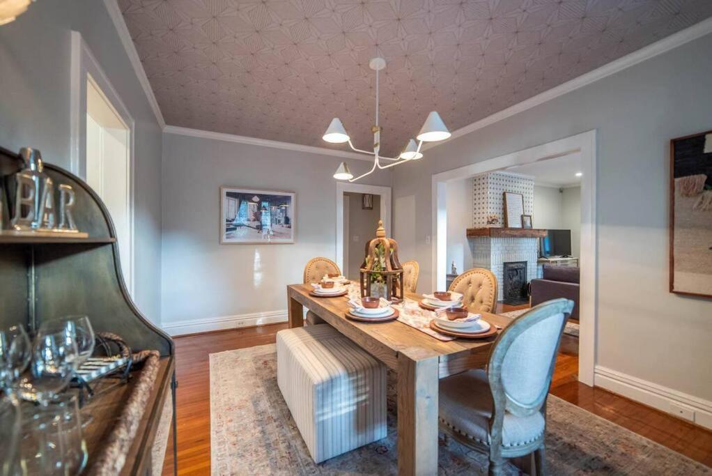 Elizabeth Bungalow, Fenced Yard, Fireplaces, Grill *