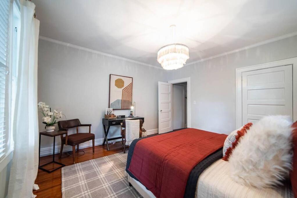 Elizabeth Bungalow, Fenced Yard, Fireplaces, Grill *
